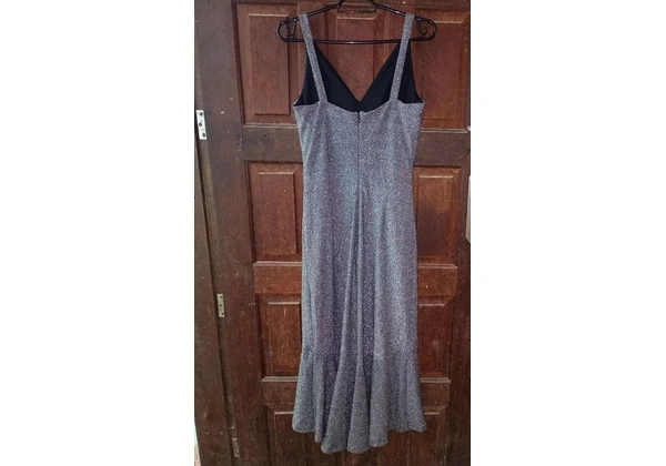 Vestido, longo, preto de brilho, tamanho M, 50 reais.