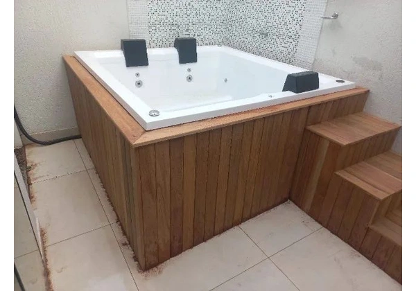 Spa com Hidromassagem Quadrado de 4 lugares (jacuzzi, Ofurô, banheira) completo.
