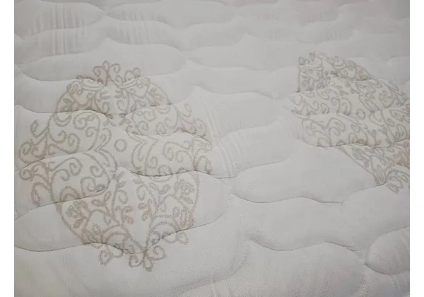 Cama com colchão Queen de molas ensacadas em perfeito estado.