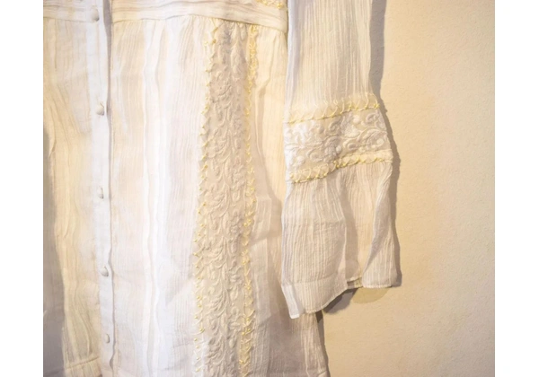vestido branco romântico com renda e bordado, com estética vintage