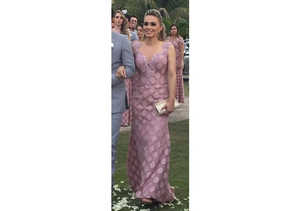 Maravilhoso vestido de festa, todo em renda e novíssimo. A cor é rosa seco e fica lindo!