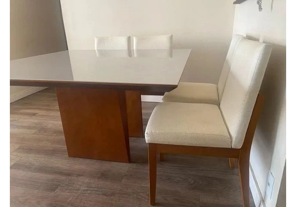 Mesa de jantar quadrada