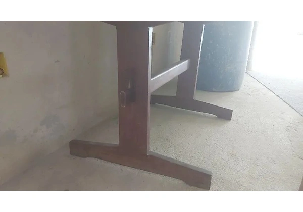 Mesa de Madeira maciça Com Avaria.