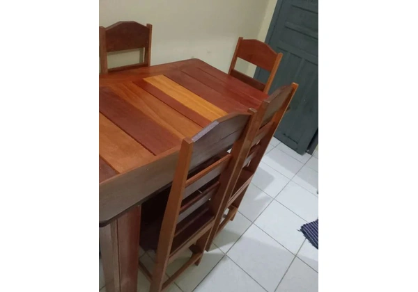 Mesa de cozinha, quatro cadeiras