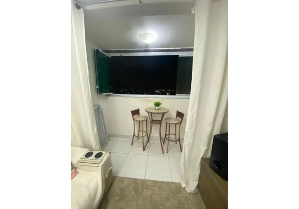 Mesa Bistrô com 2 banquetas estofada.