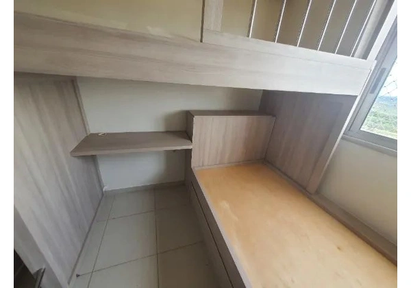 Tri Cama Planejada (Triliches) com baús de armazenamento.