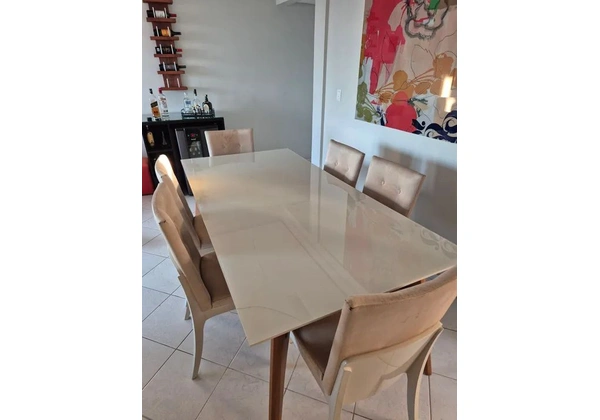 Mesa com 6 cadeiras (2, 00 X 1, 00)