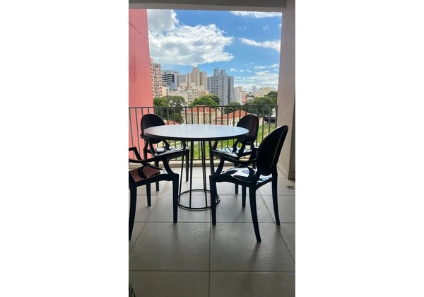 Mesa de jantar redonda com 4 cadeiras pretas