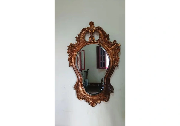 Espelho com moldura folheada com folhas de ouro