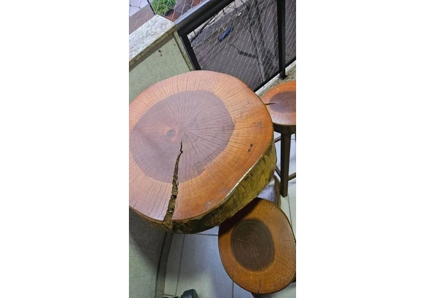 Conjunto de Mesa e Banquetas em Madeira Maciça