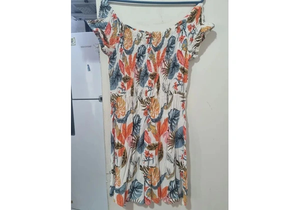 Vestido lindo caído nos ombros