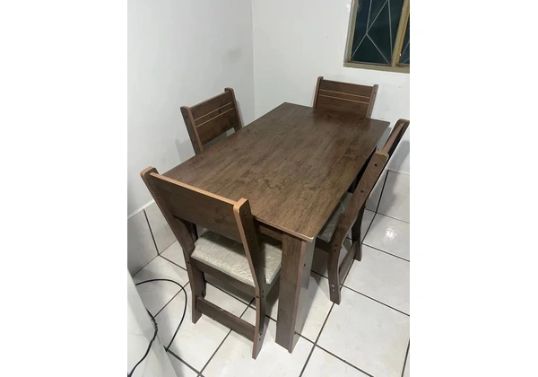 Mesa quatro com quatro cadeiras