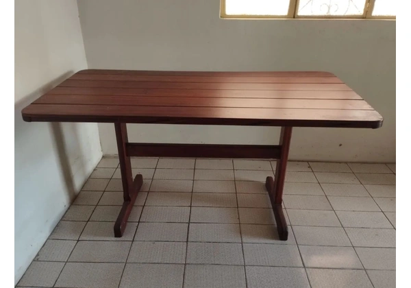 Mesa de madeira maciça
