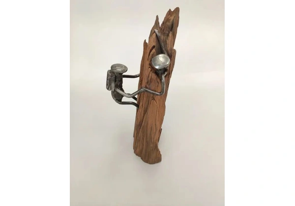 Alpinista, escultura feita a mão com material sustentável