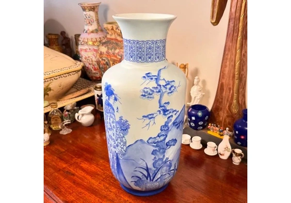 Antigo vaso em porcelana branca opaca.