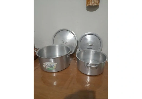 Panela de alumínio grande