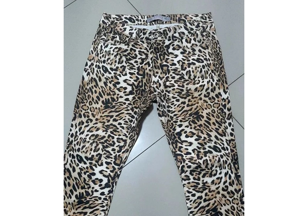 Calca jeans oncinha