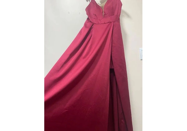 Vestido longo vermelho com fenda para casamento ou formatura