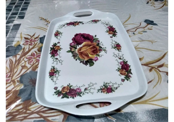 Bandeja decorada com flores.