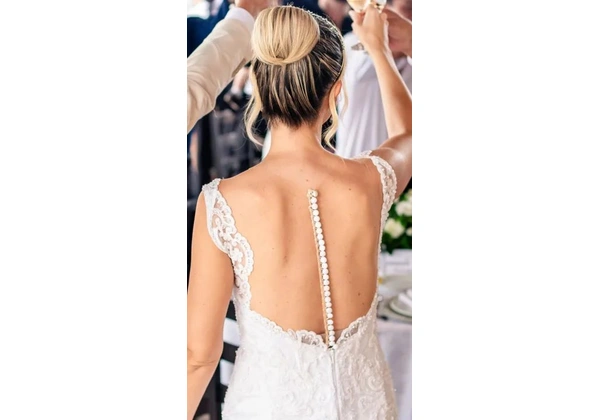 VENDO LUXUOSO VESTIDO DE NOIVA BORDADO. COROA E SAPATO INCLUÍDOS.