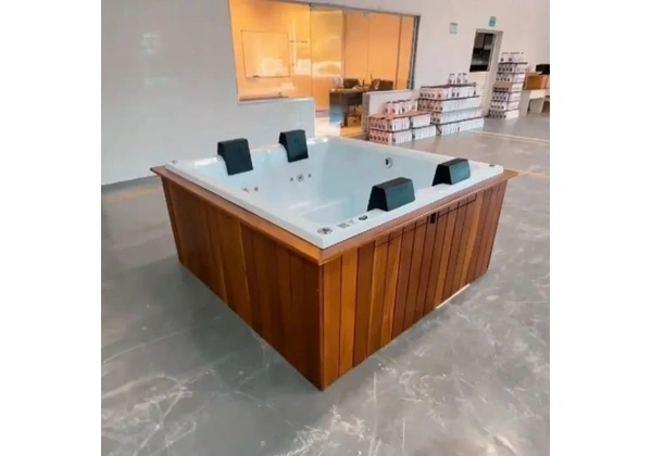 Spa com Hidromassagem Quadrado de 4 lugares (jacuzzi, Ofurô, banheira) completo.
