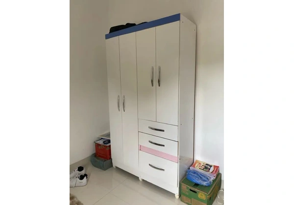 Guarda roupas pouquíssimas marcas de uso.
