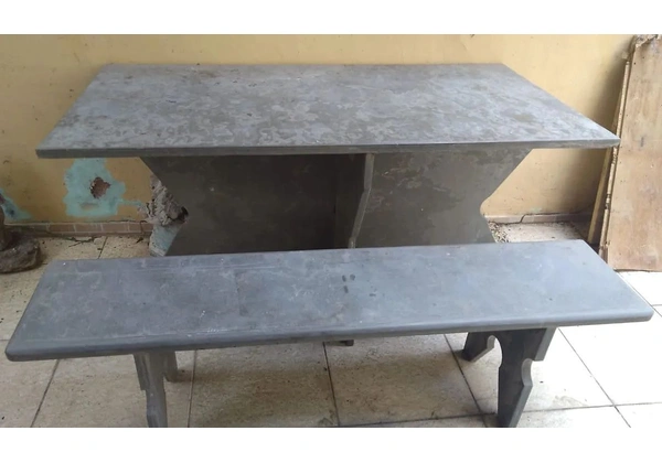 Vendo mesa de ardósia com 2 bancos de ardósia