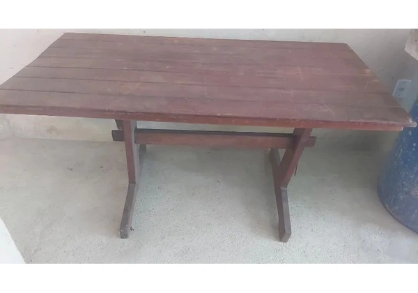 Mesa de Madeira maciça Com Avaria.
