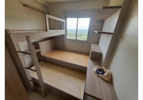Tri Cama Planejada (Triliches) com baús de armazenamento.