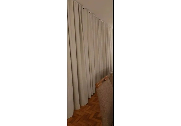 Cortina bleckaut em tecido para trilho suiço