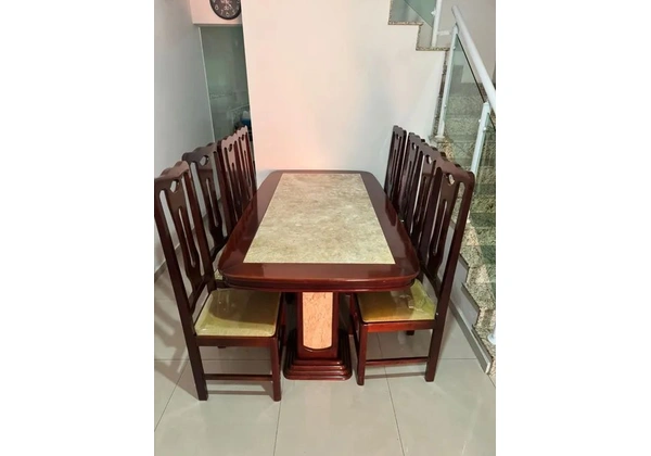 VENDO MESA COM 8 CADEIRAS
