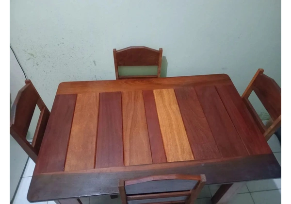 Mesa de cozinha, quatro cadeiras