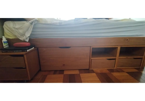 Cama casal com gavetas