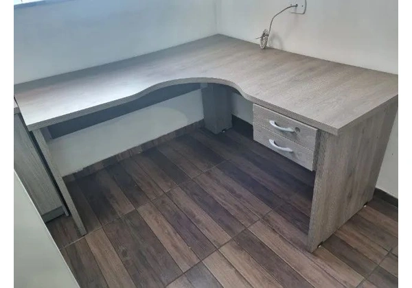 Mesa escritorio L e Armário 2 portas Madeira maciça
