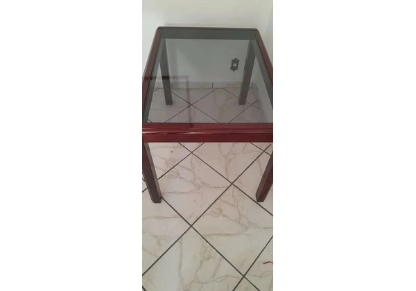 Mesa de Jantar Madeira Mogno C/ Tampo de Vidro, Linda, Em Ótimo Estado!<br> Ótimo Estado!