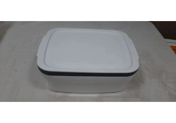 Caixa organizadora, marca Tupperware, em perfeito estado. R$ 120, 00.
