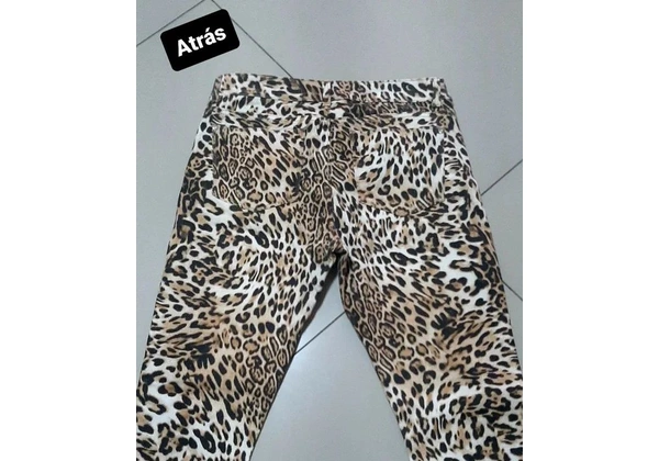 Calca jeans oncinha