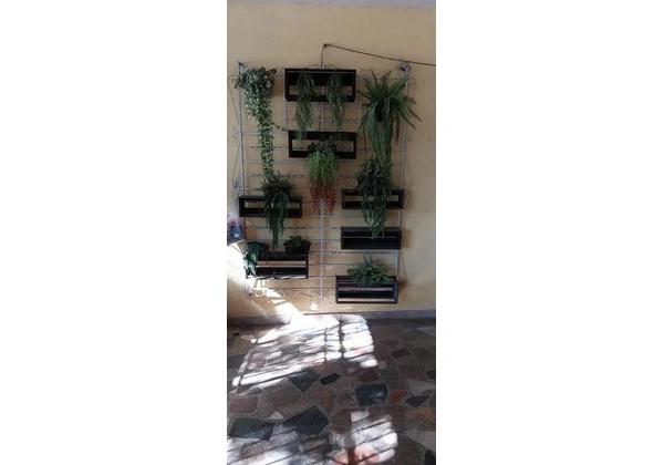Jardim suspenso com arranjos artificiais.