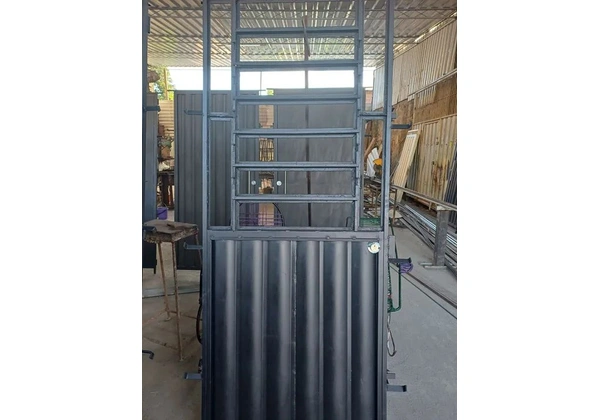 Urgente porta basculante usada 210/80, 210/90 ou 210/100 valor 550 reais.