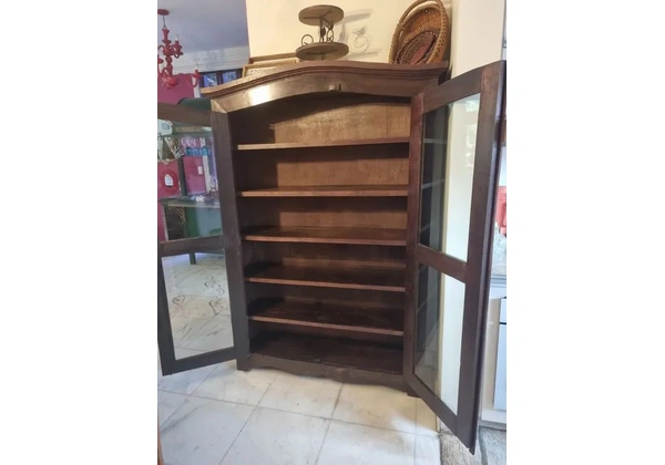 Maravilhosa cristaleira antiga