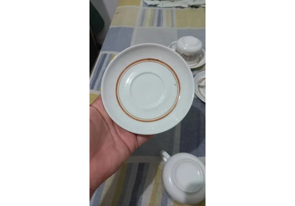 Jogo de porcelana com 3 xícaras, 3 pires