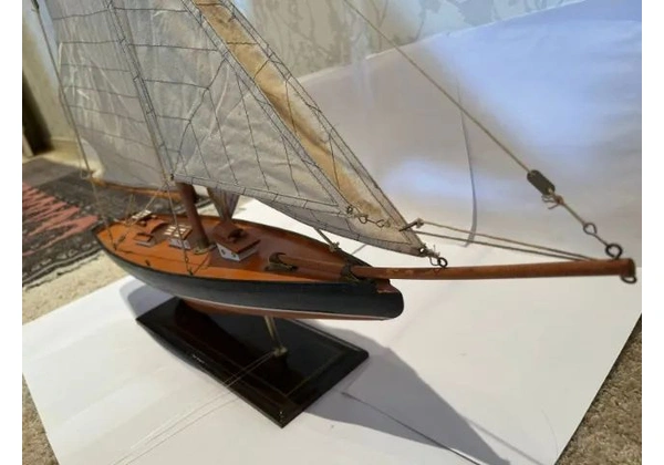Lindo Barco em madeira com 95, 00 cm de comprimento por 82, 00 de altura