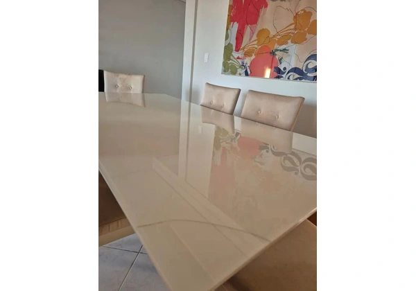 Mesa com 6 cadeiras (2, 00 X 1, 00)