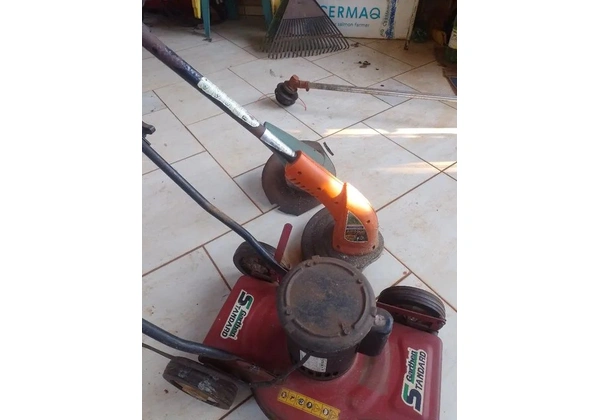 3 máquinas de cortar grama com extensão