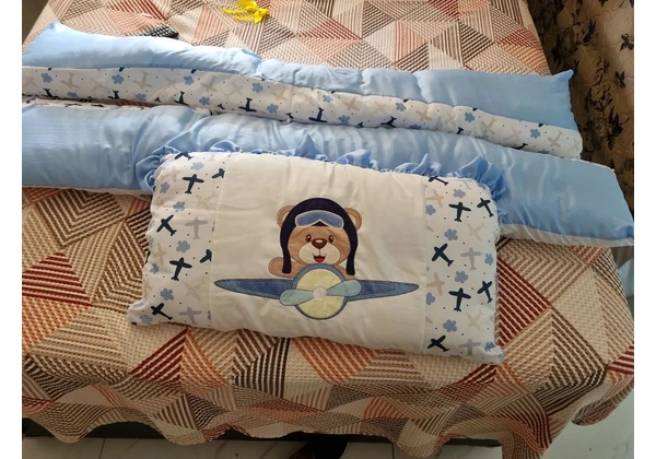 Protetor de berço tema urso aviador