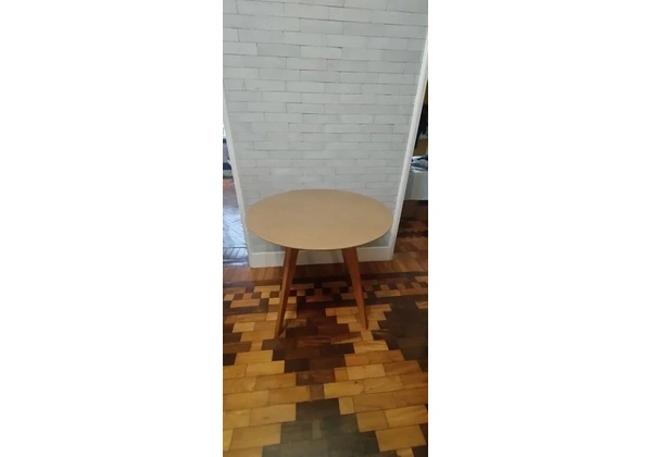 Mesa e Cadeiras de Jantar em Madeira