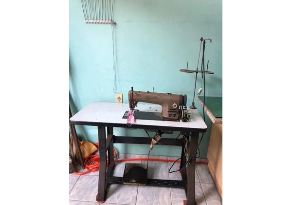 Máquina de custura em ótimo estado.