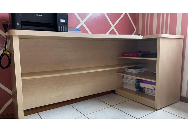 Bancada de estudo / mesa / escrivaninha e prateleira MDF projetada
