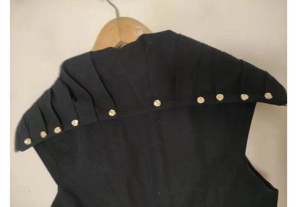PRACTORY vestido Tam 40-160, 00<br>Leve evasê<br>Forrado <br>Com spikes gola <br>