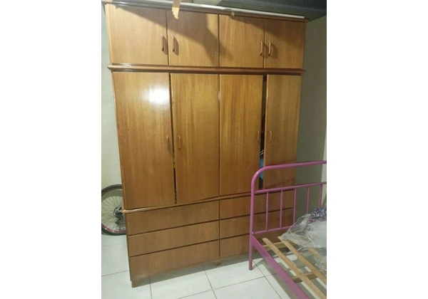 Guarda roupa de madeira